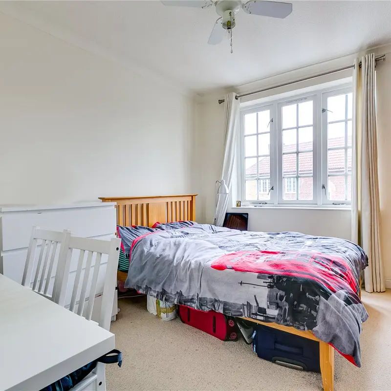 2 bedroom flat in Frogmore - Photo 2