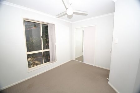 Quiet 3 bedroom townhouse - Photo 3