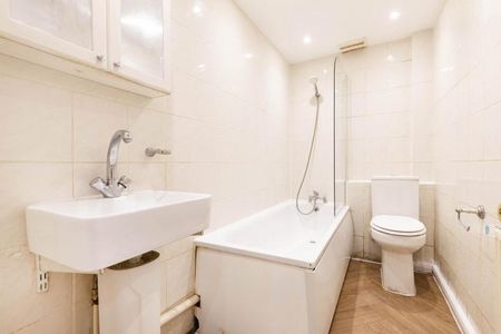 Stunning Fully Renovated Apartment - Photo 3