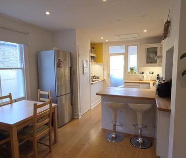 Bright, peaceful spacious large double with superking bed near tube - Photo 3