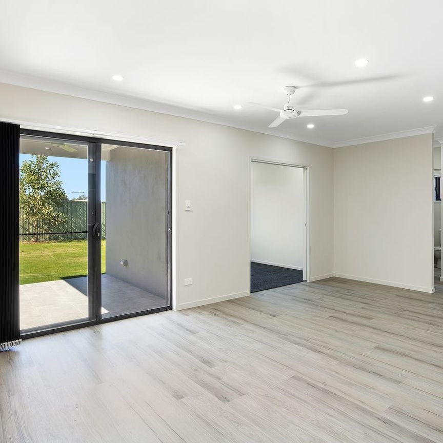 SPACIOUS 4 BEDROOM HOUSE WITH MEDIA ROOM !!! - Photo 1