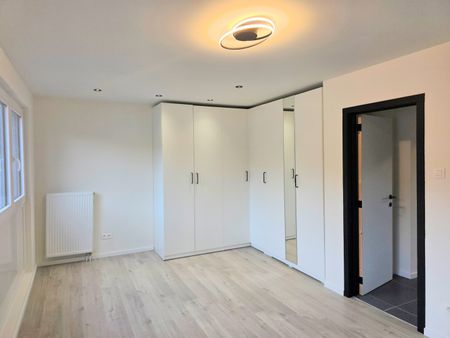 Volledig gerenoveerde beletagewoning op toplocatie in Aalst! - Photo 3