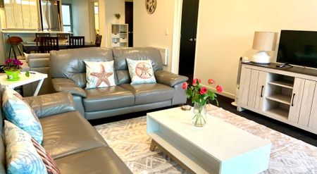 Beachfront Spacious Fully Furnished Immaculate Apartment! - Photo 4