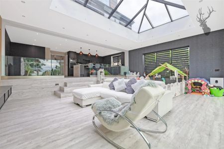 5 Bedroom House - Photo 3