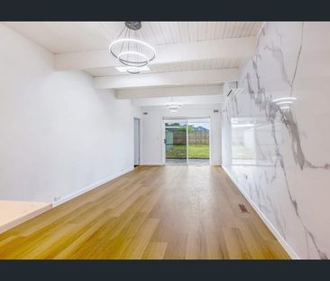 STYLISH FAMILY LIVING - PERFECTLY RENOVATED - Photo 2