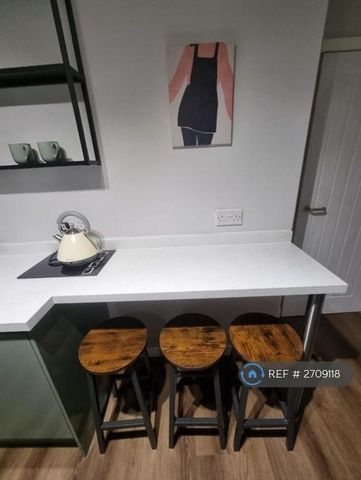 1 bedroom in a flat share to rent - Photo 4