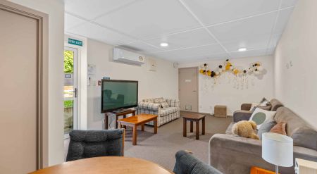 Clifton House - Comfortable, Convenient, and Female-Only - Photo 4