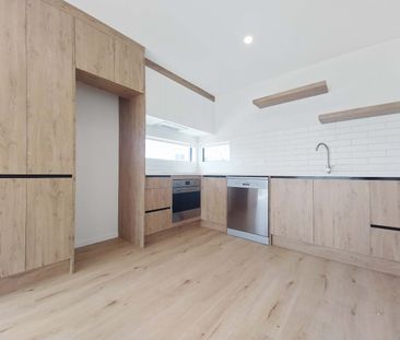 Brand New Three bedroom with Views! - Photo 2