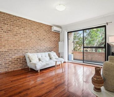 Modern 2 Bedroom Unit In Convenient Location - Photo 3