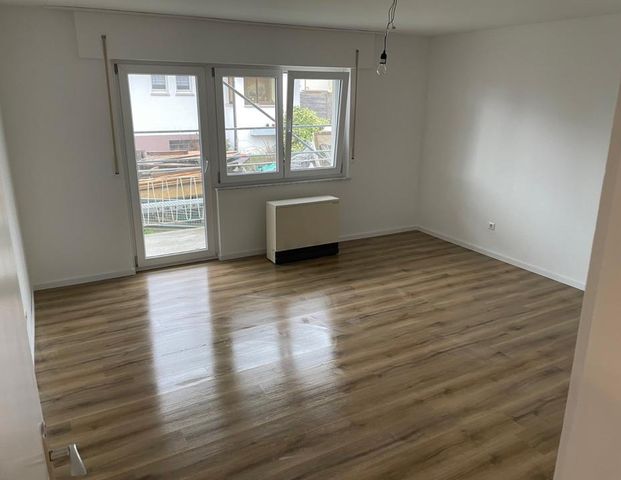 3-Zimmer Hochparterre-Wohnung renoviert mit großzügigem Schnitt - Foto 1