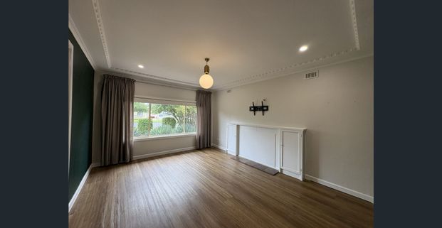 Modern charm throughout - Photo 1