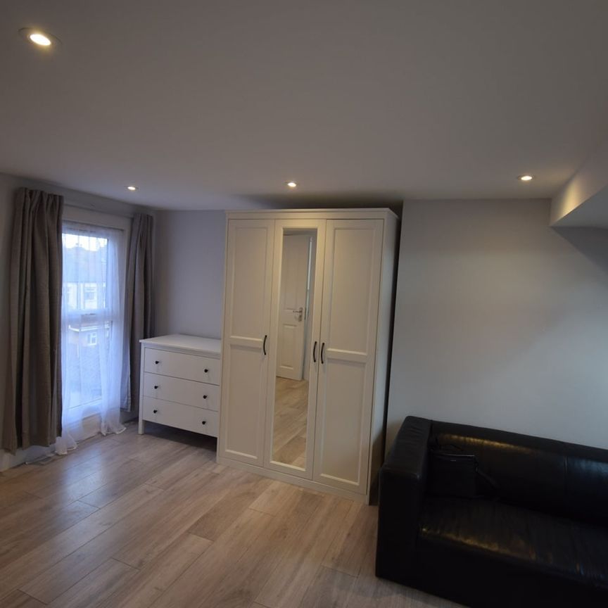 1 Bed Flat, Caulfield Road, E6 - Photo 1