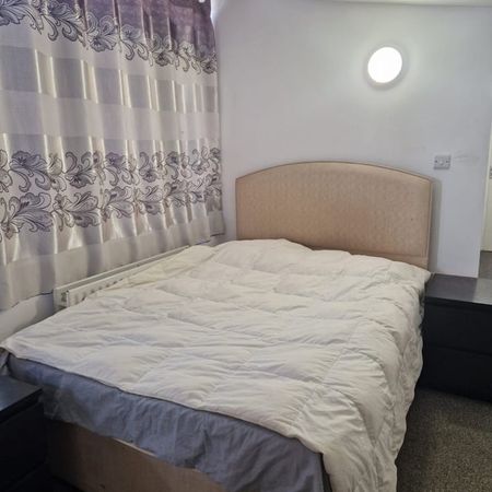Room in a Shared House, St Michael Avenue, HA9 - Photo 3