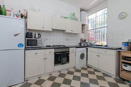 Arranged over two floors is this spacious 3 bedroom property with garden - Photo 3