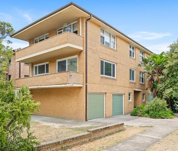 Freshly Renovated Coastal Apartment - Photo 1