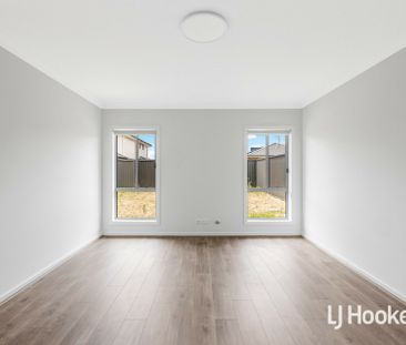 Beautiful 4 Bedroom Home - Available Now! - Photo 5