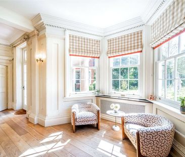 An exceptional seven-bedroom Lutyens-style country house set within... - Photo 2