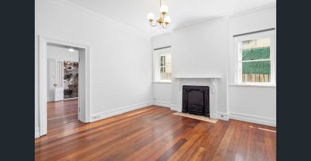 Charming Ground Floor - 2 Bedroom Apartment in Ultra Convenient Location - Photo 2