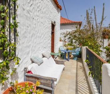 Single-story house with a large solarium in the town of Mogán - Photo 5