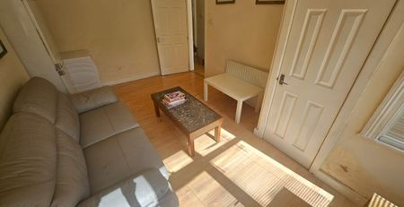 Room 6, Knowle Road, Burley, Leeds, LS4 2PJ - Photo 2