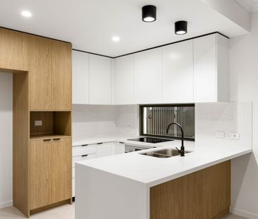 5 bedrooms, 2.5 bathrooms, double garage premium Luxury townhouse - Photo 3