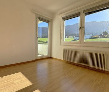 Rent a 2 ½ rooms apartment in Malleray - Photo 3