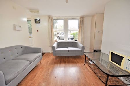 12 bedroom House in Flat A & B & C, Leeds - Photo 3