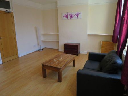 4 bedroom flat to rent - Photo 2