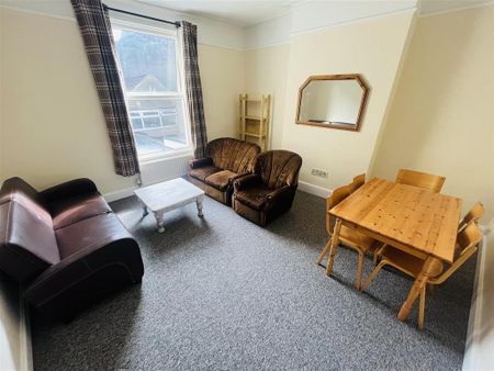 5 bedroom flat to rent - Photo 4