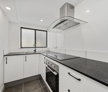 MODERN FULLY RENOVATED STUDIO- INCL WATER - Photo 3