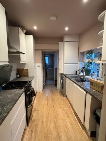 3 Bed Terraced House, Victoria Parade, BS5 - Photo 5