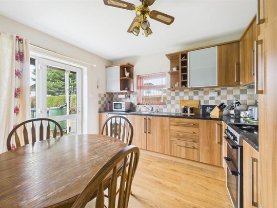 3 bedroom Semi-detached house to rent - Photo 1