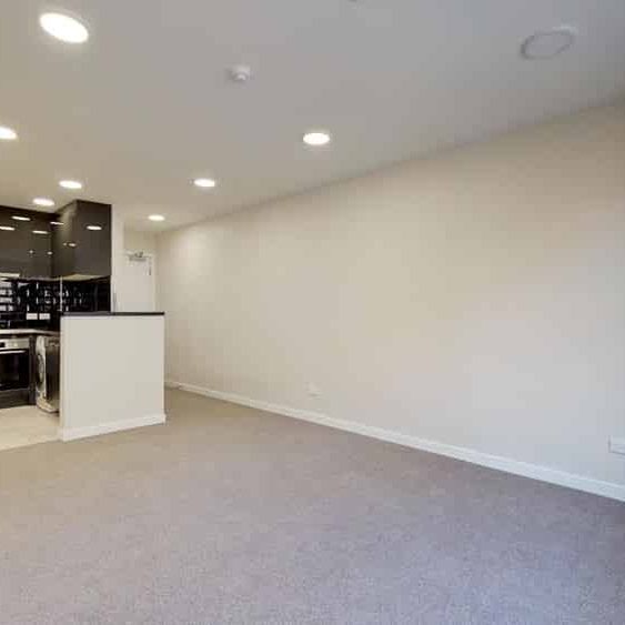 Vibrant city living! - Photo 1