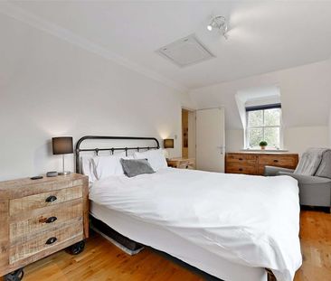 A spacious and impressive town house with ground floor rear extensi... - Photo 3