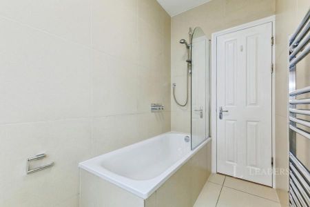 2 bedroom property to rent High Street, Epsom, KT19 - Photo 5