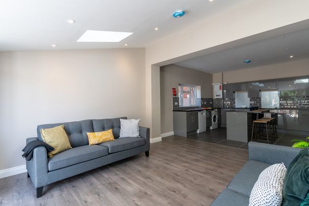 6 Bed Semi-Detached House, Morris Road, SO15 - Photo 1