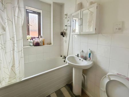 2 bedroom semi-detached house to rent - Photo 4