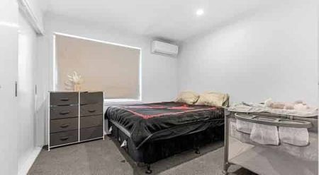 Modern 2-Bed Townhouse – Walk to Middlemore & Trai - Photo 5