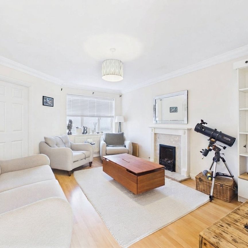 3 bedroom House in Whitchurch Road, Fleet - Photo 1