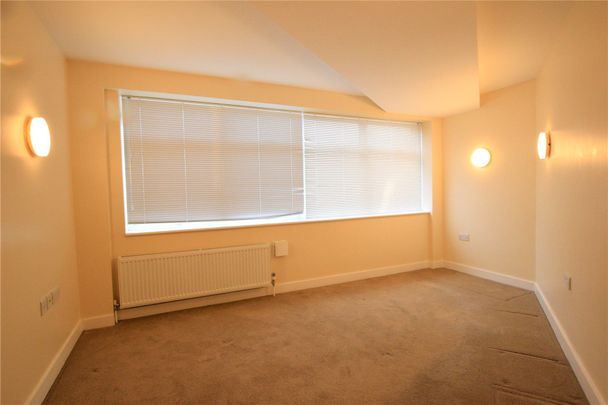3 bedroom Flat in Hale Way, Camberley - Photo 1