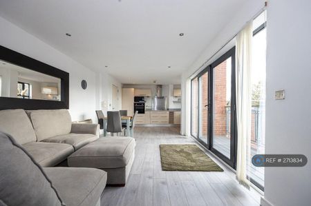 2 bedroom penthouse to rent - Photo 2