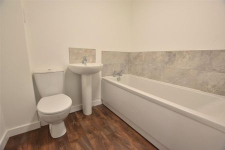 3 bedroom semi-detached house to rent - Photo 3