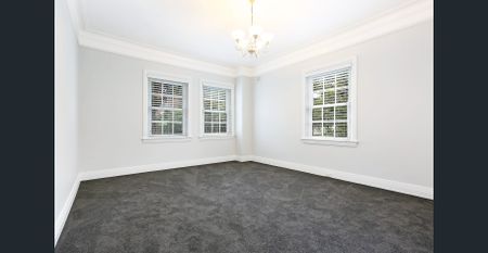 EXQUISITE THREE BEDROOM APARTMENT IN GLAMOROUS ‘STRADBROKE’ BUILDING - Photo 3