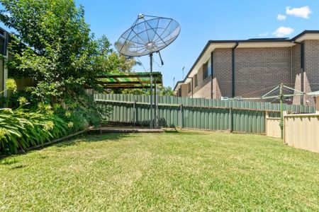 Spacious 2 Bedroom Granny Flat with Private Backyard - Photo 4