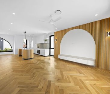 Brand New Luxury Waterfront Villa with Private Lift, City & Water V... - Photo 1