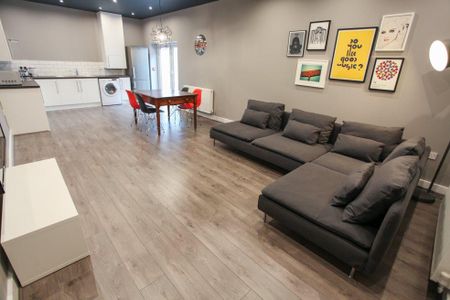 4 bedroom semi-detached house to rent - Photo 4