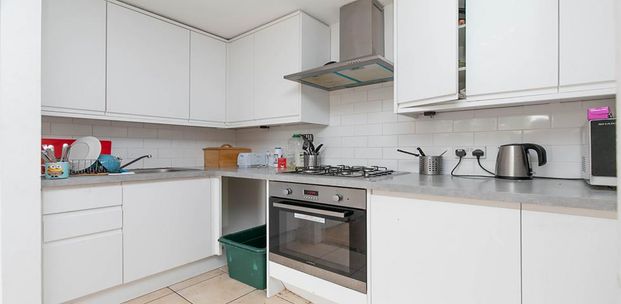 Spacious three double bedroom property in an amazing location - Photo 1