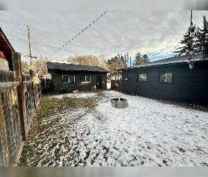 Edmonton 5 Bed 3 Bath 2 Garages Corner Lot Home For Rent - Photo 1
