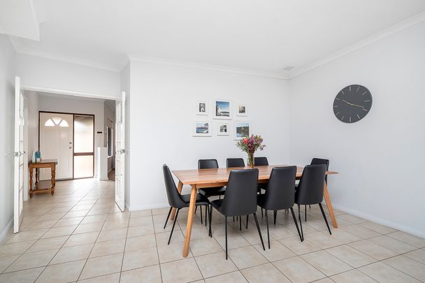 Stunning 3-Bedroom Residence in Karrinyup - Modern Design, Convenient Living! - Photo 1