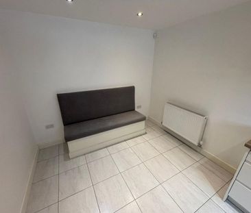 4 bedroom semi-detached house to rent - Photo 2